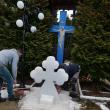 Cruce de gheaţă montată la Biserica „Adormirea Maicii Domnului” din Dealul Bosanciului