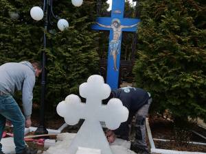 Cruce de gheaţă montată la Biserica „Adormirea Maicii Domnului” din Dealul Bosanciului