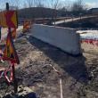 Parapet din beton în dreptul gropii în care au murit doi oameni
