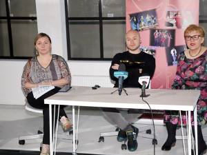 Conducerea Teatrului „Matei Vişniec” Suceava, alături de regizorul spectacolului HAH, Botond Nagy