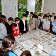 Zeci de elevi de la Școala Gimnazială „Bogdan Vodă” din Rădăuți, prezenți la vernisajul expoziției „Potir vindecător”