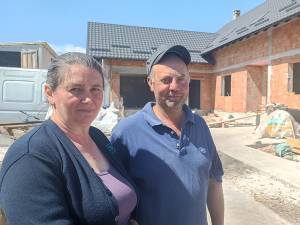 Aurica și Ionel Coțofrea, în fața casei care este ridicată cu ajutorul voluntarilor