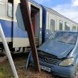 Mercedes ”surprins” de tren în Rădăuți
