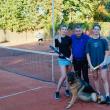 Ana Cîrligeanu, Petriana Popovici, plus arbitrul turneului, Costel Chelariu, și mascota întrecerii, cățelușa Bella