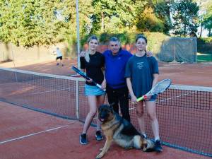 Ana Cîrligeanu, Petriana Popovici, plus arbitrul turneului, Costel Chelariu, și mascota întrecerii, cățelușa Bella