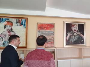 „Și povestea lor cine o spune?”, expoziția artistei Iolanda Bădăluță, la Galeria de Artă a Spitalului Județean Suceava