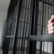 Peste 16 ani de închisoare pentru un hoț din Șcheia care a comis și tâlhării și un viol în grup