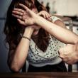 Tot mai multe femei sunt lovite și amenințate cu acte de violență de soți