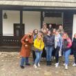 Cei 13 masteranzi francezi care fac practică pedagogică în școli sucevene, încântați de istoria, cultura şi tradiţiile din Bucovina