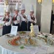 Platou festiv cu pește, fructe de mare și desert românesc, pregătite de elevii dorneni, medaliate cu argint