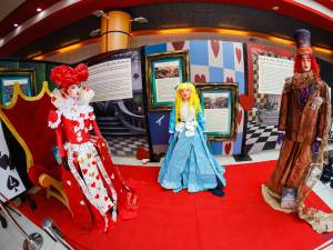 Expoziția „Alice în Țara Minunilor - o poveste reciclată”, în premieră, la Shopping City Suceava
