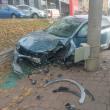 O mașină electrică condusă de o șoferiță a intrat într-un stâlp de beton din Suceava