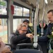 Sute de flori împărțite în stații și în autobuzele TPL de Lucian Harșovschi, la începutul primăverii