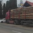 Tir care transporta ilegal peste 40 mc de material lemnos, indisponibilizat de polițiști