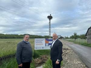 Flutur, alături de primarul Vasile Iliuț; „Vicovu de Sus va avea o centură de zece kilometri care va scoate traficul greu din oraș”