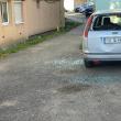 Zeci de mașini din Burdujeni, vandalizate de trei indivizi, luni noapte