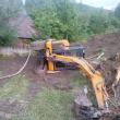 Intervenție pentru salvarea unui bărbat prins sub excavatorul cu care s-a răsturnat
