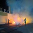 O mașină a ars violent în toiul nopții, punând în pericol și o construcție