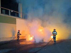 O mașină a ars violent în toiul nopții, punând în pericol și o construcție
