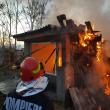 Foc la acoperișul foișorului unei cabane din zona de munte a județului