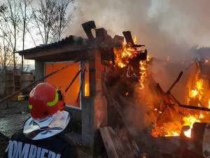 Foc la acoperișul foișorului unei cabane din zona de munte a județului