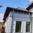 Un obsedat sexual ademenea cu dulciuri copile în casa sa, unde le atingea pe sâni și în zonele intime