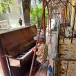 Minirecital susținut printre schele, de către un copil de 7 ani, la o pianină abandonată