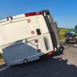 Un microbuz a intrat pe contrasens, într-un autoturism condus regulamentar