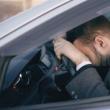 Doi șoferi au adormit la volan și au părăsit carosabilul. Ambii au scăpat cu răni ușoare
