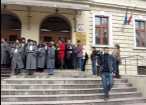 Grefierii suceveni, a doua zi de proteste în faţa Palatului de Justiţie 