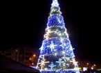 Luminile de sarbătoare aprinse in bradul de Craciun din centrul Sucevei