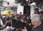 Sute de ghivece cu flori “Sporul casei” au fost împărţite de primarul Ion Lungu