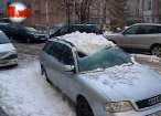 Două maşini avariate de zăpada căzută de pe un bloc, în centrul Sucevei