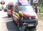 Ambulanţă SMURD care transporta un bolnav, implicată într-un accident după ce un şofer i-a tăiat calea