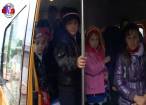 Peste 30 de elevi de gimnaziu, ticsiţi zilnic într-un microbuz microbuzul şcolar de 16 locuri