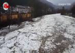 Deblocări de gheţuri pe râul Bistriţa, în apropiere de Vatra Dornei. O punte pietonală din oraş a fost distrusă