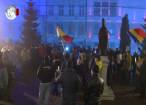 Protestele continuă la Suceava. Un manechin în haine de deţinut, cu chipul lui Dragnea, a fost adus de protestatari