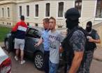 Poliţist cu copilul în braţe, atacat şi lovit cu un cuţit în centrul Sucevei. Agresorul a fost prins şi băgat în arest